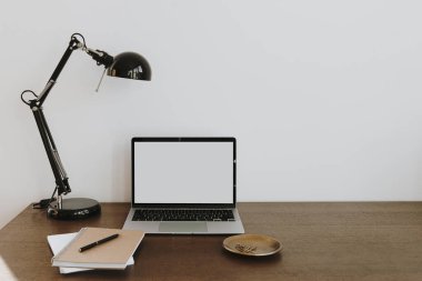 Lambayla dekore edilmiş boş bir fotokopi ekranı olan dizüstü bilgisayar. Estetik minimalist ofis çalışma alanı. Çevrimiçi dükkan, model şablonu kaydet
