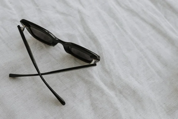 Tarafsız Bej Kumaş Üzerinde Zarif Şık Kadın Gözlükleri Minimalist Estetik — Stok fotoğraf