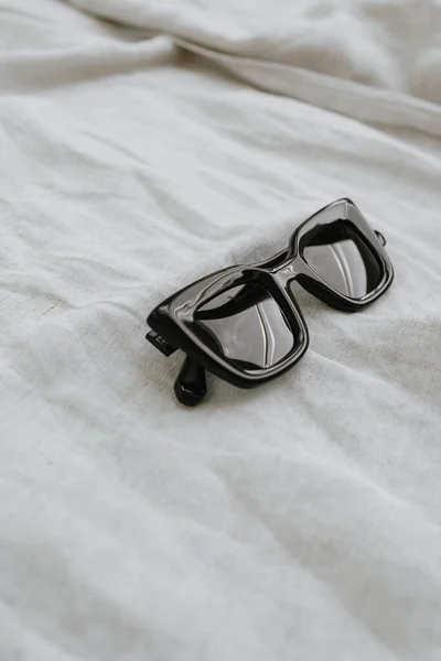 Modayı Takip Eden Kadın Güneş Gözlükleriyle Estetik Kompozisyon Şık Online — Stok fotoğraf