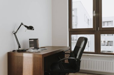 Ofis masası çalışma alanı. Nordik modern iç tasarım konsepti. Masa masası ve sandalye beyaz odada. İskandinav tarzı