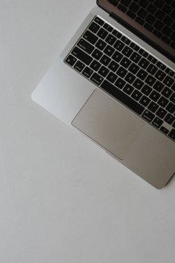 Tarafsız gri arkaplanda dizüstü bilgisayar
