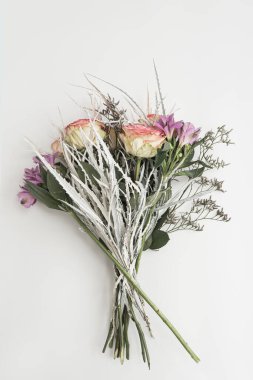 Beyaz arka planda zarif çiçekler. Düz, üst görünüm narin minimum çiçek kompozisyonu