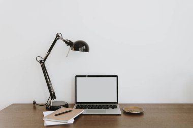 Laptop bilgisayarlı ofis masası çalışma alanı, masaüstü masasında lamba. Modern iç tasarım kavramı