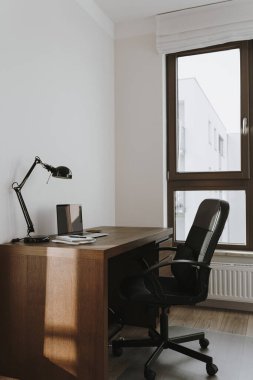 Çalışma alanı dizüstü bilgisayar, lamba, masa, sandalye. İş, ev konsepti. Modern ofis iç tasarımı