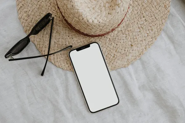 Cellulare Con Schermo Spazio Copia Bianco Cappello Paglia Occhiali Sole — Foto Stock