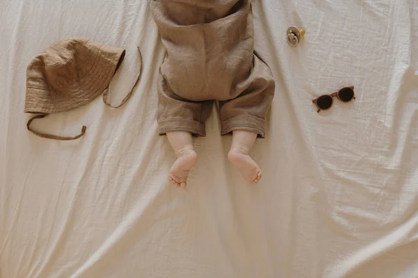 Nyfödd Baby Snygg Grundläggande Body Suit Med Tillbehör Neutrala Beige — Stockfoto