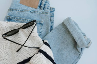 Kadın kıyafetleri ve aksesuarlarıyla estetik moda kompozisyonu. Düz yerde, üst tarafta. Şık online mağaza, çevrimiçi alışveriş, blog, sosyal medya markalaştırma kompozisyonu