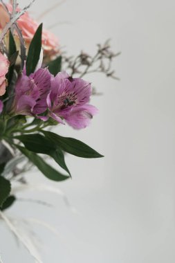 Beyaz zemin üzerine güzel çiçekler buket