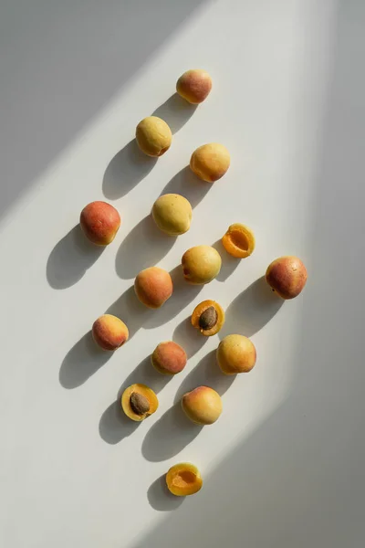 Fruit Patroon Van Verse Perziken Met Zonlicht Schaduwen Neutrale Beige — Stockfoto