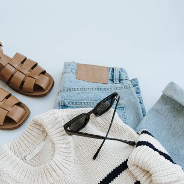 Kadın kıyafetleri ve aksesuarlarıyla estetik moda kompozisyonu