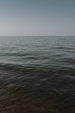 Derin mavi manzaralı sakin deniz ve gökyüzü