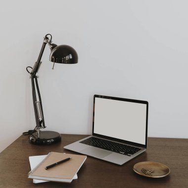 Lambayla dekore edilmiş boş bir fotokopi ekranı olan dizüstü bilgisayar. Estetik minimalist ofis çalışma alanı. Çevrimiçi dükkan, model şablonu kaydet