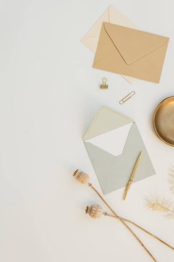 Estetik düğün davetiyesi zarfın içinde. En iyi manzaralı bayram kutlamaları. Boş kopyalama alanı