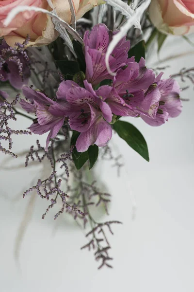 Gyönyörű Virágok Csokor Fehér Háttér — Stock Fotó