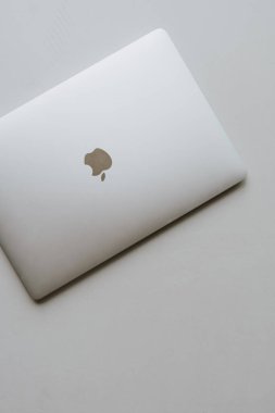 Düz dizüstü bilgisayar. Üst görünüm