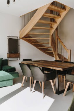 Kanepesi, merdiveni, masası, ayna koltukları olan modern bir ev. Güneş ışığı gölgeleri. İç tasarım konsepti. Kiralık daire