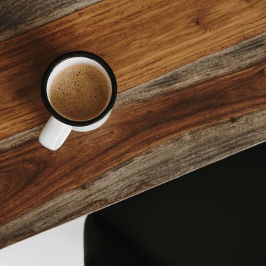 Tahta masada sütlü kahve flatlay kupa. Estetik düzlük, üst görünüm natürmort yaşam tarzı konsepti