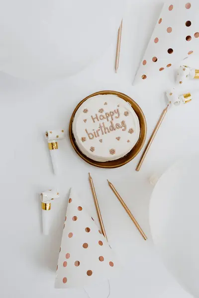 Fondo Fiesta Cumpleaños Oro Blanco Con Pastel Cumpleaños Firmado Feliz —  Fotos de Stock