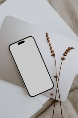 Boş kopya alanı olan boş ekran akıllı telefon. Estetik nötr bej ve beyaz renkler. Asgari tasarım web sitesi, sosyal medya, blog, dergi için maket