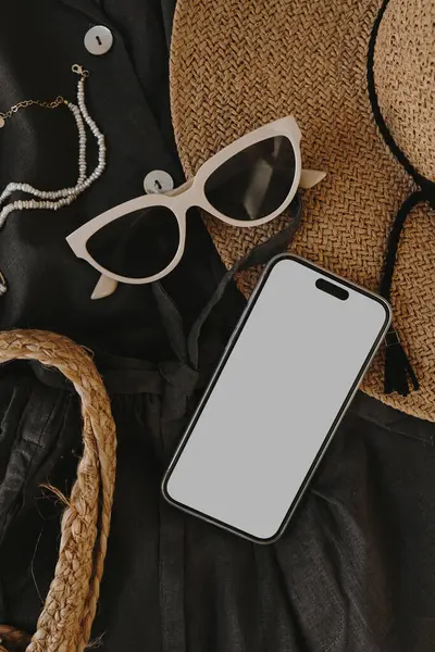 Estetik Düz Moda Kompozisyonu Boş Fotokopi Ekranlı Cep Telefonu Zarif — Stok fotoğraf