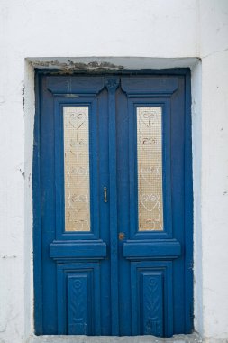 Yunanistan, Girit 'te taş bir duvardaki eski renkli dokulu kapı. Klasik kapı aralığı. Geleneksel Avrupa, Yunan mimarisi. Yaz seyahati