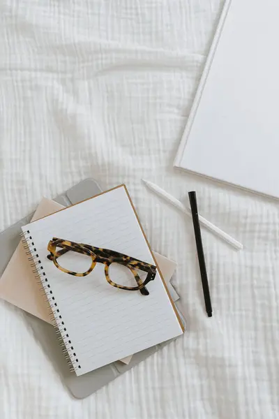 Hojas Cuaderno Bolígrafo Gafas Sobre Fondo Blanco Trabajo Casa Plano Imagen De Stock