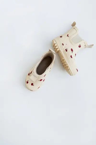 ベージュの子供のゴム製ブーツ 雨のブーツ ベビーファッション ストックフォト
