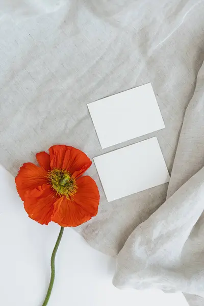 Cartões Papel Branco Com Espaço Cópia Mockup Flor Papoula Tecido Fotos De Bancos De Imagens Sem Royalties