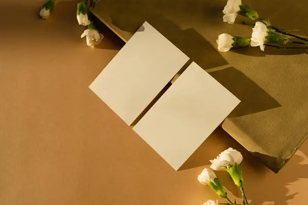 Cartões Papel Branco Com Espaço Cópia Mockup Flores Cravo Com Fotos De Bancos De Imagens Sem Royalties