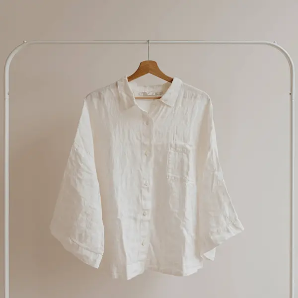 Wit Verfrommeld Shirt Blouse Aan Hanger Witte Muur Esthetische Vrouwelijke Stockfoto