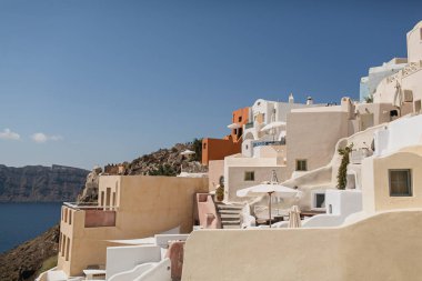 Santorini, Oia 'nın Yunanistan' daki deniz manzarası. Ortaçağ tarihi beyaz binaları. Yaz tatilleri, tatiller, seyahatler