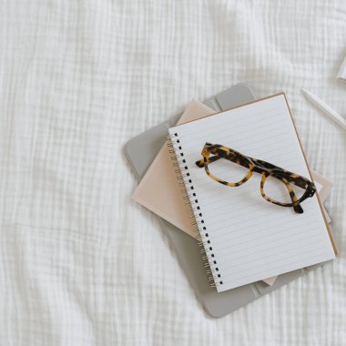 Gözlüklü, defter kağıtlı, kalemli estetik üst düzey ofis çalışma alanı konsepti. Düz yatıyordu yaratıcı sanatçı kompozisyonu