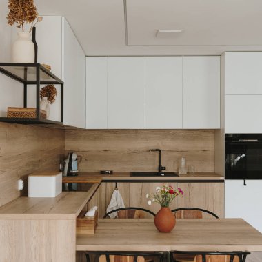 Modern ev iç tasarımı. Oturma odası yemek masası, mutfak mobilyası, sandalye, dekorasyon