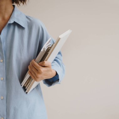 Ofis belgeleri kadınların elinde. Mavi keten gömlekli genç ve güzel bir kadın. Bayan patron, iş kadını işi, iş konsepti