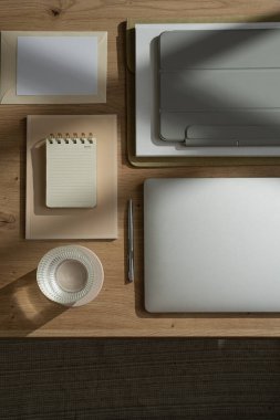Freelancer merkez ofis çalışma alanı. Dizüstü bilgisayar, tablet, defter, tahta masa. Estetik iş markası. Düz konum, üst görünüm, kopyalama alanı
