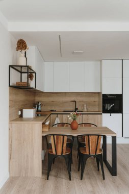 Modern ev iç tasarımı. Oturma odası yemek masası, mutfak mobilyası, sandalye, dekorasyon