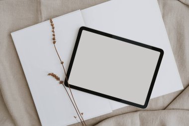 Boş kopya alanı olan boş ekran tableti. Estetik nötr bej ve beyaz renkler. Asgari tasarım web sitesi, sosyal medya, blog, dergi için maket