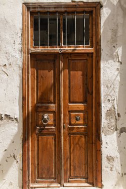 Yunanistan, Girit 'te taş bir duvardaki eski renkli dokulu kapı. Klasik kapı aralığı. Geleneksel Avrupa, Yunan mimarisi. Yaz seyahati