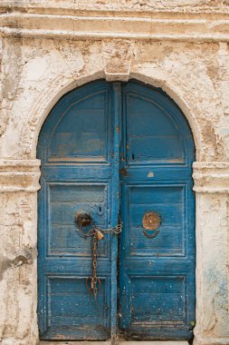Yunanistan, Girit 'te taş bir duvardaki eski renkli dokulu kapı. Klasik kapı aralığı. Geleneksel Avrupa, Yunan mimarisi. Yaz seyahati
