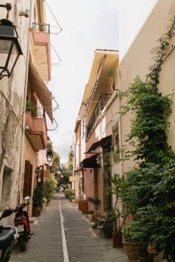 Yunanistan 'ın Girit kentindeki eski ortaçağ tarihi binaları ve çiçekleriyle sokak manzarası. Geleneksel Avrupa, Yunan mimarisi. Yaz seyahati