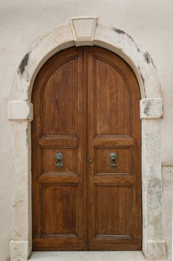 Yunanistan, Girit 'te taş bir duvardaki eski renkli dokulu kapı. Klasik kapı aralığı. Geleneksel Avrupa, Yunan mimarisi. Yaz seyahati
