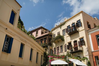 Yunanistan 'ın Girit kentindeki eski ortaçağ tarihi binaları ve çiçekleriyle sokak manzarası. Geleneksel Avrupa, Yunan mimarisi. Yaz seyahati
