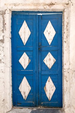 Yunanistan 'da taş bir duvarda eski renkli bir kapı, Santorini. Klasik kapı aralığı. Geleneksel Avrupa, Yunan mimarisi. Yaz seyahati