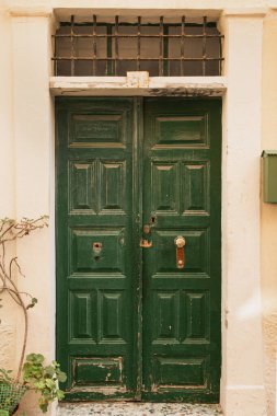 Yunanistan, Girit 'te taş bir duvardaki eski renkli dokulu kapı. Klasik kapı aralığı. Geleneksel Avrupa, Yunan mimarisi. Yaz seyahati