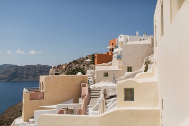 Santorini, Oia, Yunanistan 'ın resimli manzarası. Ortaçağ mavi ve beyaz binaları ve deniz manzarası. Geleneksel Avrupa, Yunan mimarisi. Yaz tatili