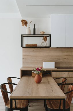 Modern ev iç tasarımı. Oturma odası yemek masası, mutfak mobilyası, sandalye, dekorasyon