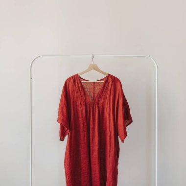 Şık moda kıyafetleri ve aksesuarlar. Askıda kırmızı elbise. Moda günlüğü, kopyalama alanı olan sosyal medya şablonu