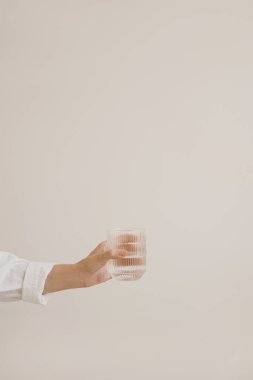 Kadın elinde bir bardak su. Sağlıklı yaşam tarzı