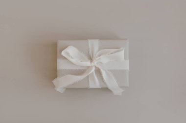 Hediye kutusu ambalajı. Tatil kutlaması kompozisyonu. Zarif dekore edilmiş Noel, yeni yıl hediyesi