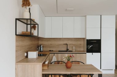 Modern ev iç tasarımı. Oturma odası yemek masası, mutfak mobilyası, sandalye, dekorasyon